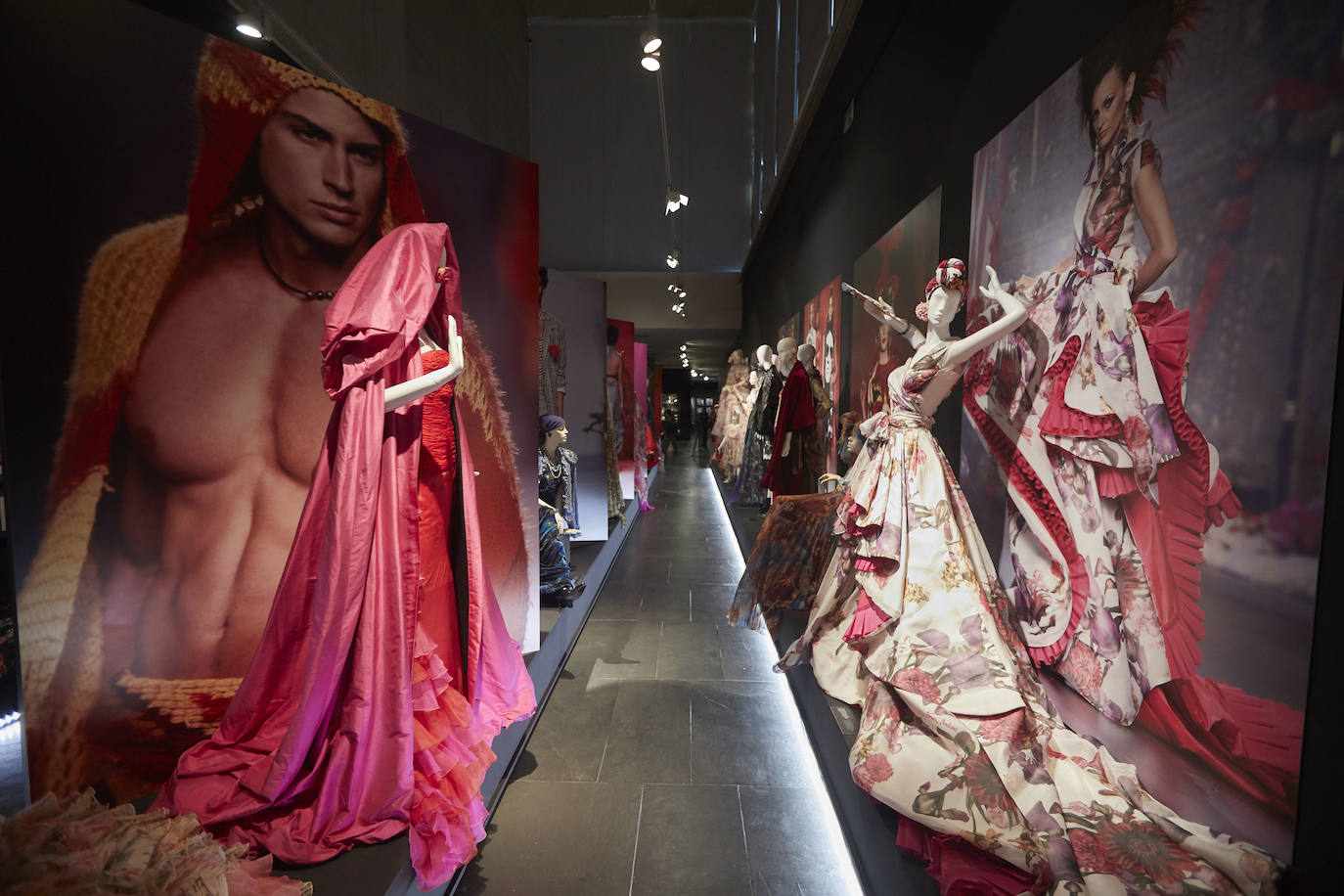 El modisto celebra medio siglo de carrera con una exposición que recorre sus vestidos más icónicos | La muestra, que reivindica la modernidad del diseñador valenciano, exhibe las creaciones para el cine de Almodóvar y las fotografías de Helmut Newton