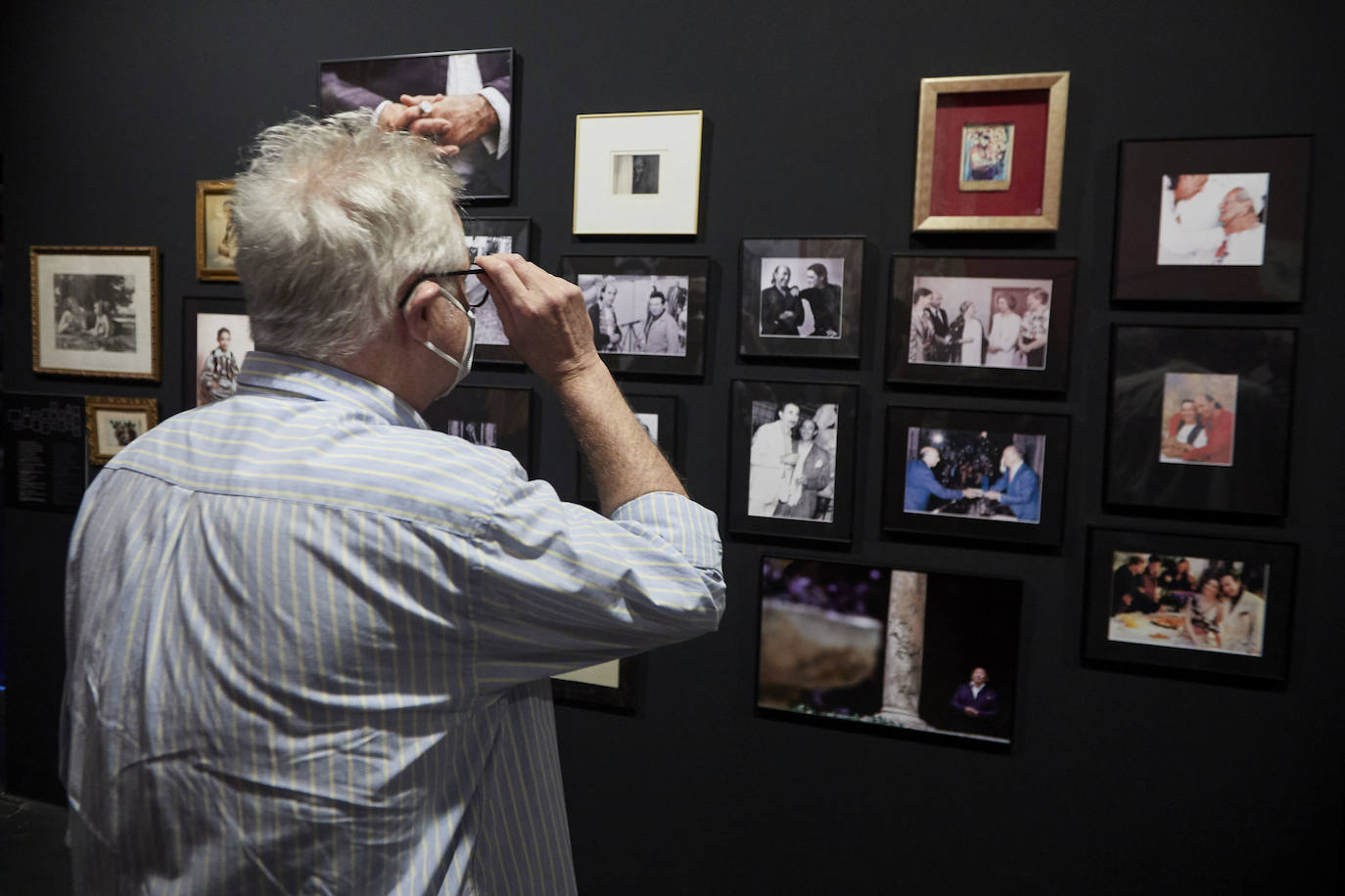 El modisto celebra medio siglo de carrera con una exposición que recorre sus vestidos más icónicos | La muestra, que reivindica la modernidad del diseñador valenciano, exhibe las creaciones para el cine de Almodóvar y las fotografías de Helmut Newton