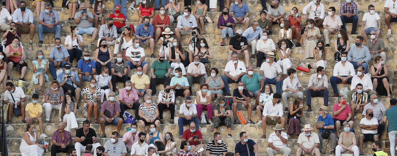 El primer festejo en Andalucía tras el confinamiento resulta con la salida a hombros del valenciano Enrique Ponce y del rejoneador Diego Ventura