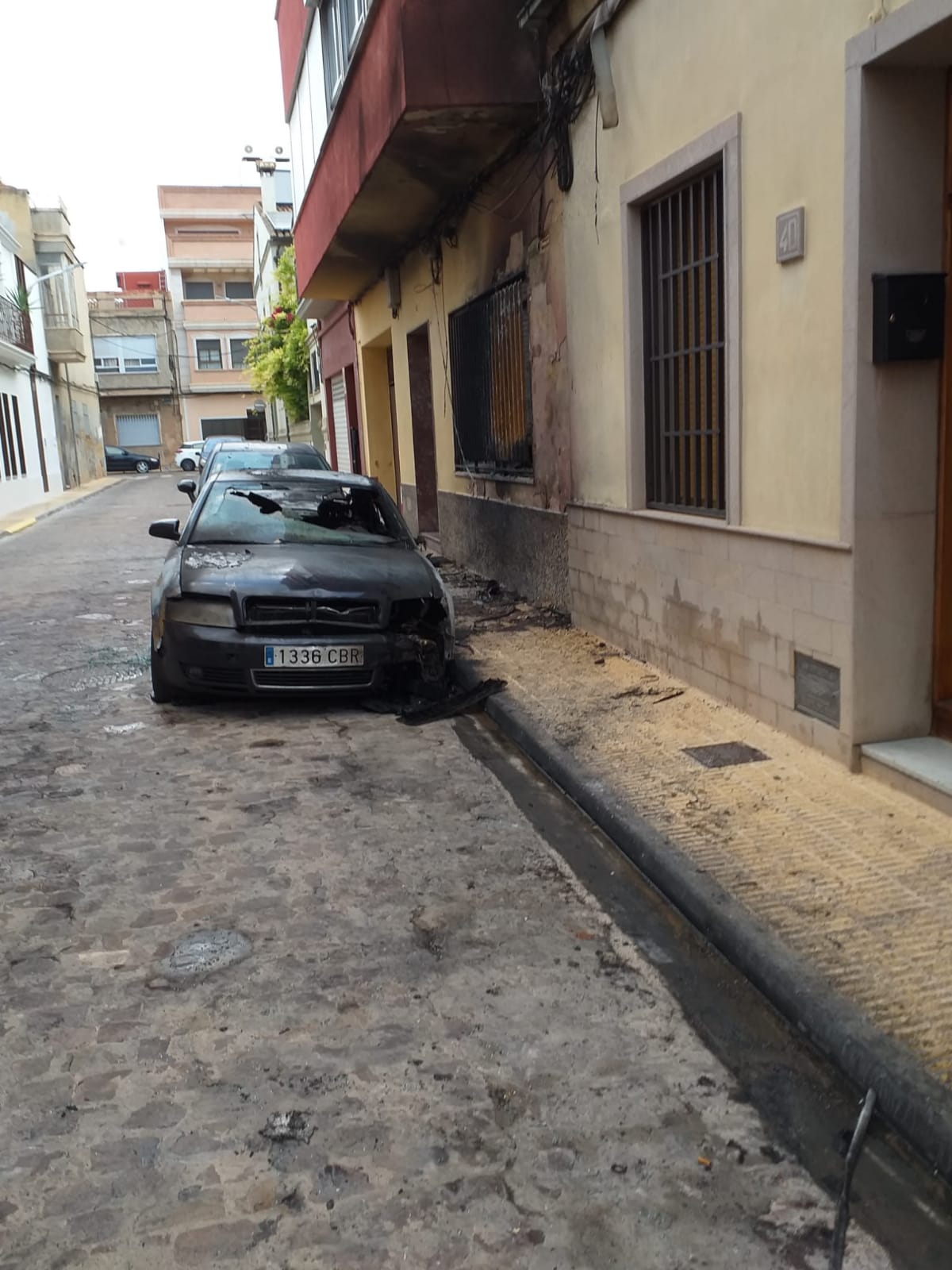 La Guardia Civil y la Policía Local de Catarroja buscan a un pirómano tras una oleada de incendios que esta madrugada ha desatado el temor de los vecinos en las calles de la localidad. 