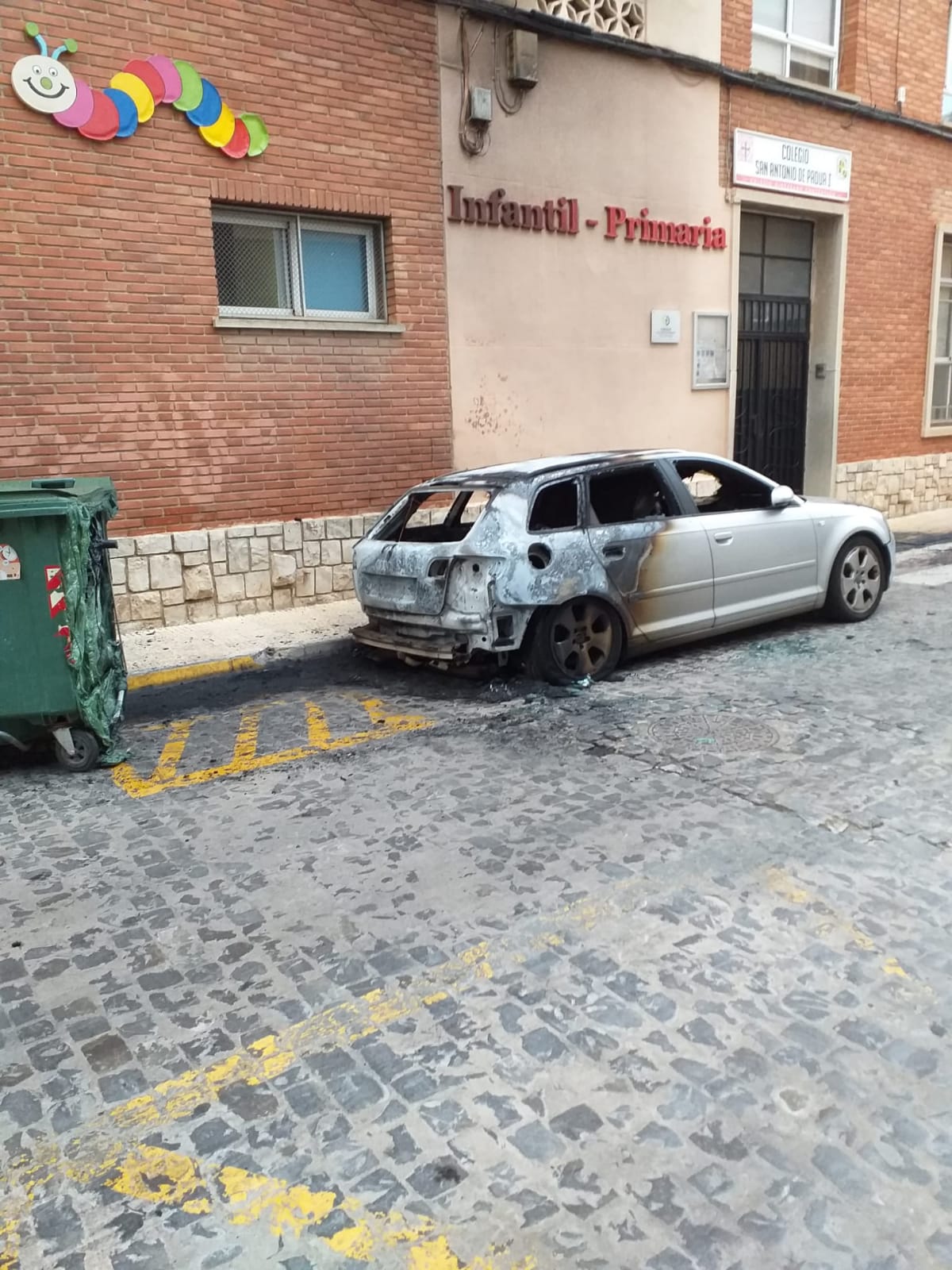 La Guardia Civil y la Policía Local de Catarroja buscan a un pirómano tras una oleada de incendios que esta madrugada ha desatado el temor de los vecinos en las calles de la localidad. 