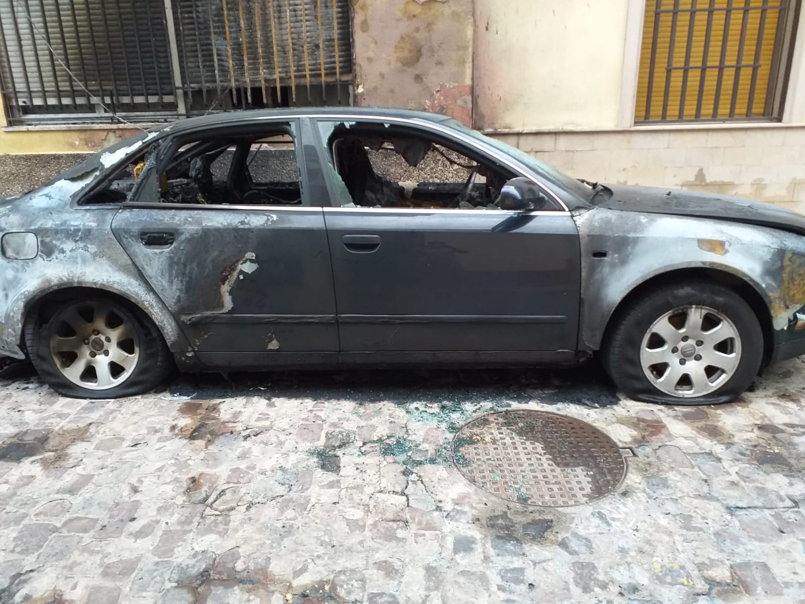 La Guardia Civil y la Policía Local de Catarroja buscan a un pirómano tras una oleada de incendios que esta madrugada ha desatado el temor de los vecinos en las calles de la localidad. 