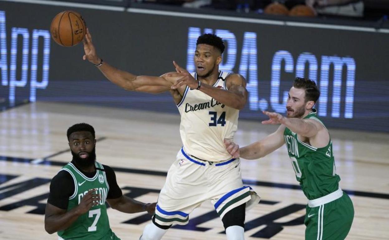 Giannis Antetokounmpo, durante el duelo entre Bucks y Celtics.