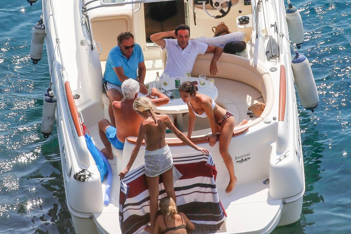 Enrique Ponce y Ana Soria disfrutaron hace un par de semanas de unas jornadas de ocio en alta mar con la familia y las amigas de la joven. 