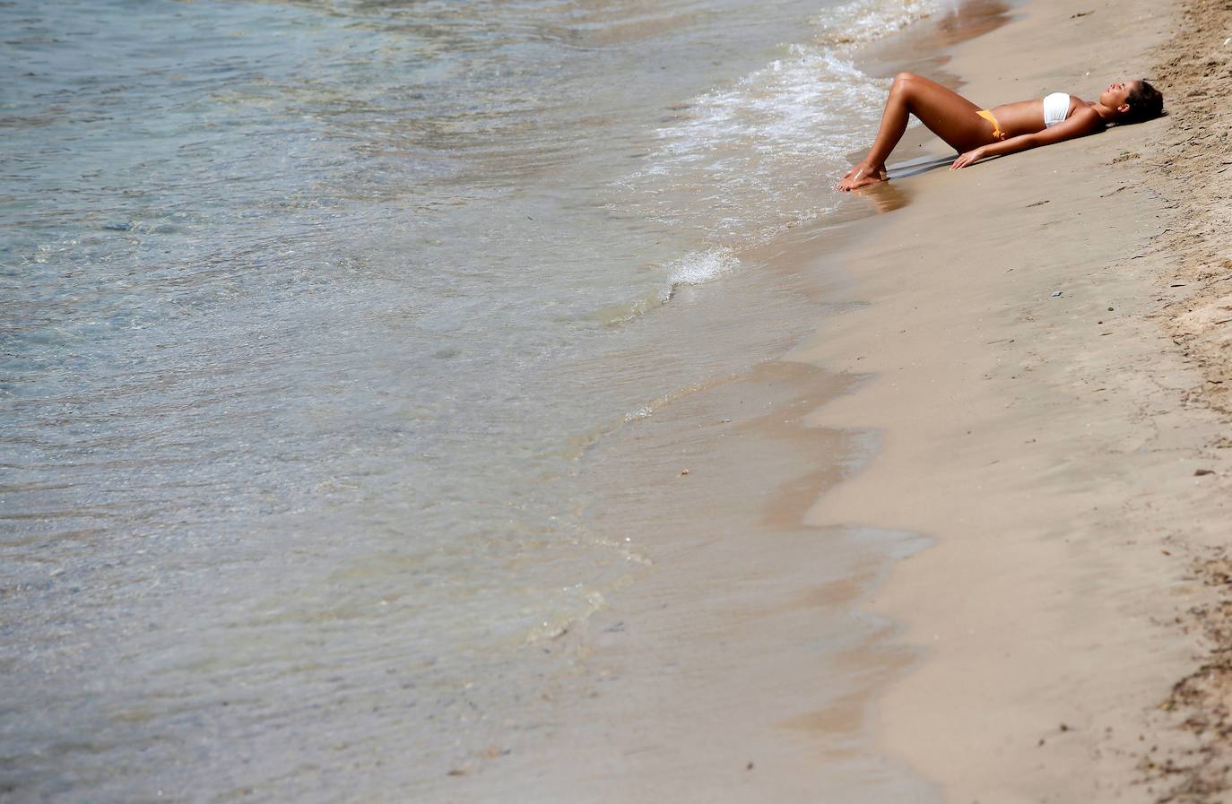 Las imágenes que ayer, el primer día de agosto, y de los últimos días de julio, mostraban la playa de Levante de Benidorm eran absolutamente inusuales para esta época del año. Con hamacas y parasoles vacíos y amplios espacios sin ocupar. 