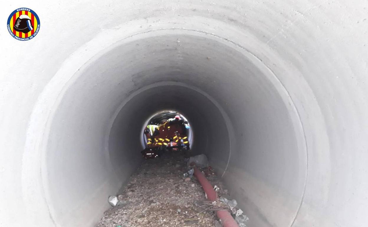 Rescatado un motorista que había caído a un colector de aguas pluviales en Paterna