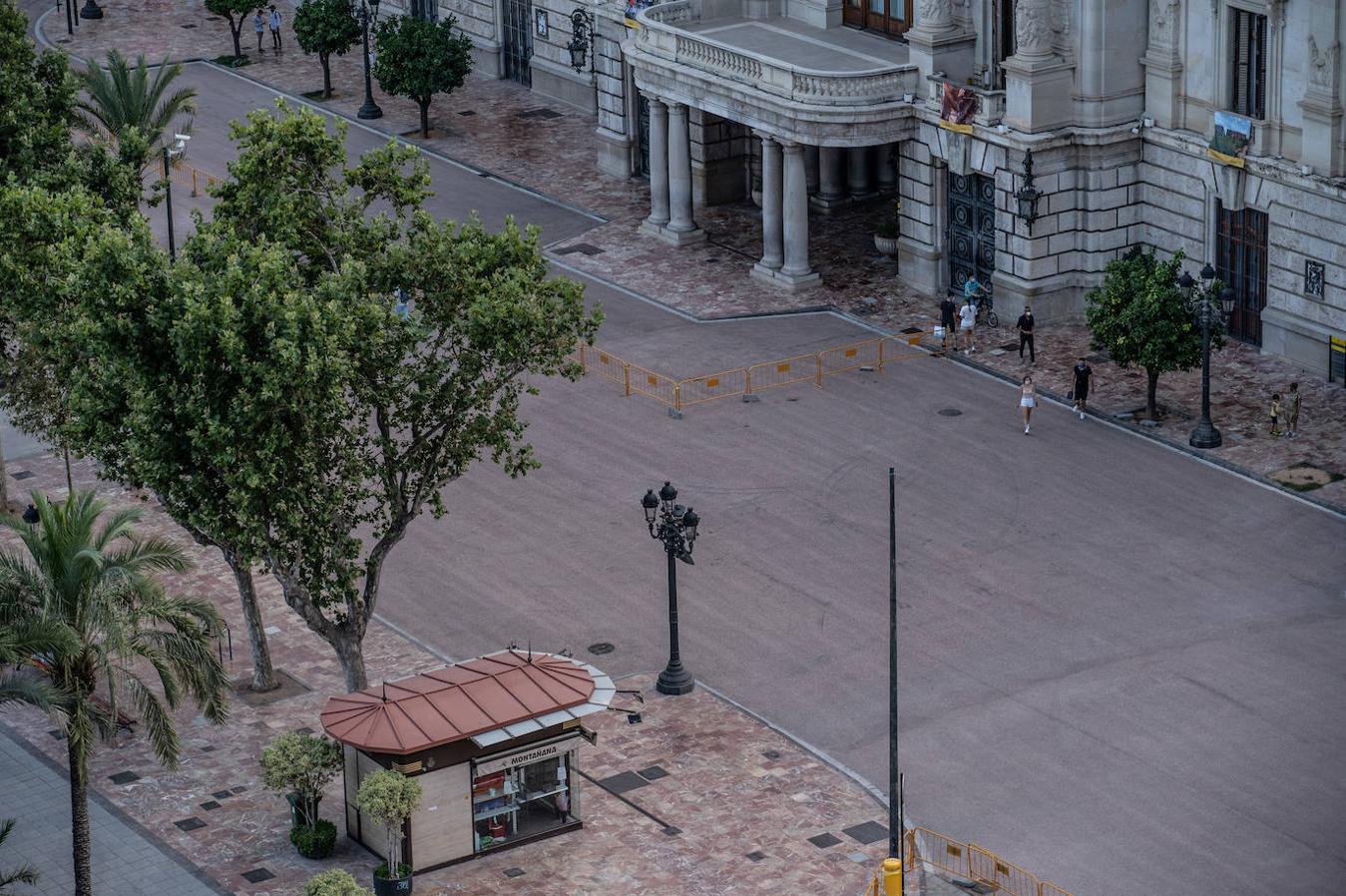 La plaza del Ayuntamiento de Valencia ya tiene nueva cara. Y es muy roja. El asfalto colocado por la concejalía de Urbanismo dota desde ya al enclave de un aspecto rojizo muy evidente que contrasta con el verde de los maceteros colocados por la EMT. 