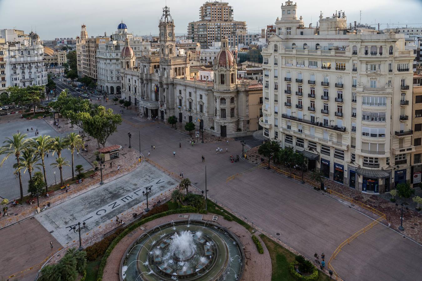 La plaza del Ayuntamiento de Valencia ya tiene nueva cara. Y es muy roja. El asfalto colocado por la concejalía de Urbanismo dota desde ya al enclave de un aspecto rojizo muy evidente que contrasta con el verde de los maceteros colocados por la EMT. 