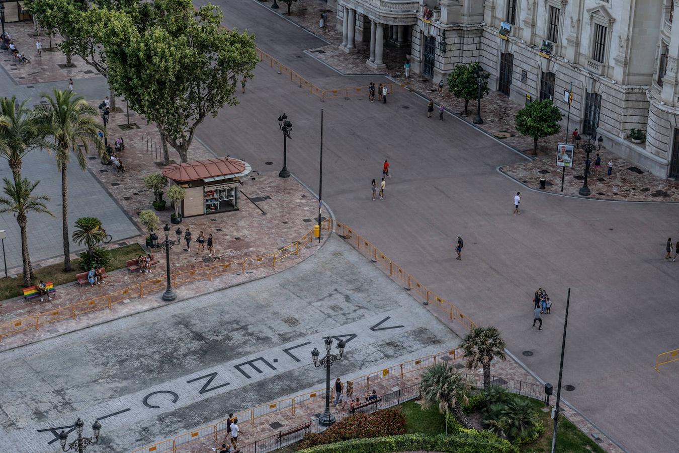 La plaza del Ayuntamiento de Valencia ya tiene nueva cara. Y es muy roja. El asfalto colocado por la concejalía de Urbanismo dota desde ya al enclave de un aspecto rojizo muy evidente que contrasta con el verde de los maceteros colocados por la EMT. 