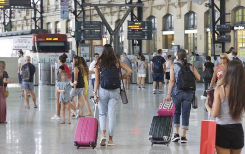 Hace un año, ni rastro de mascarillas. Normalidad en la salida y llegada de trenes.