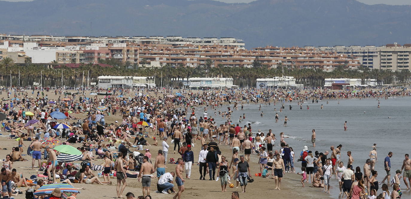 En 2019 las playas eran otra cosa. Miles y miles de personas, todas buscando la primera línea y encontrar un hueco era casi misión imposible. 