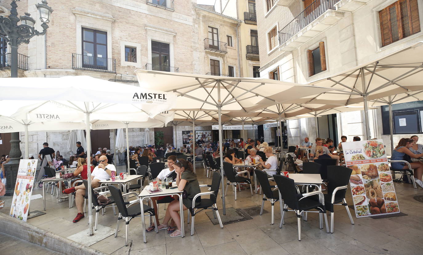 En la misma plaza de la Virgen, los comercios han notado que existe menos afluencia. Las terrazas en 2019 estaban llenas de clientes.