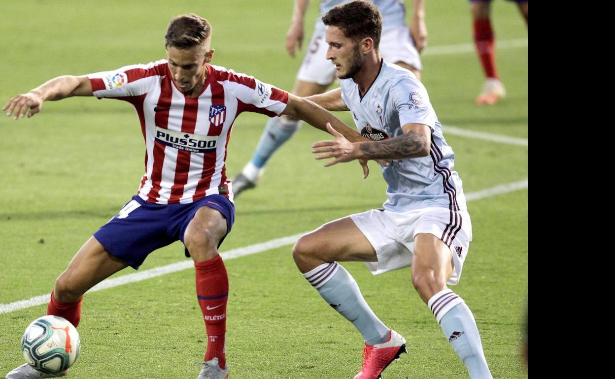 Jorge Sáenz presiona a Marcos Llorente. 