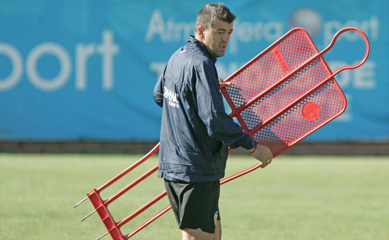 Óscar Fernández, en su etapa como entrenador del Valencia.