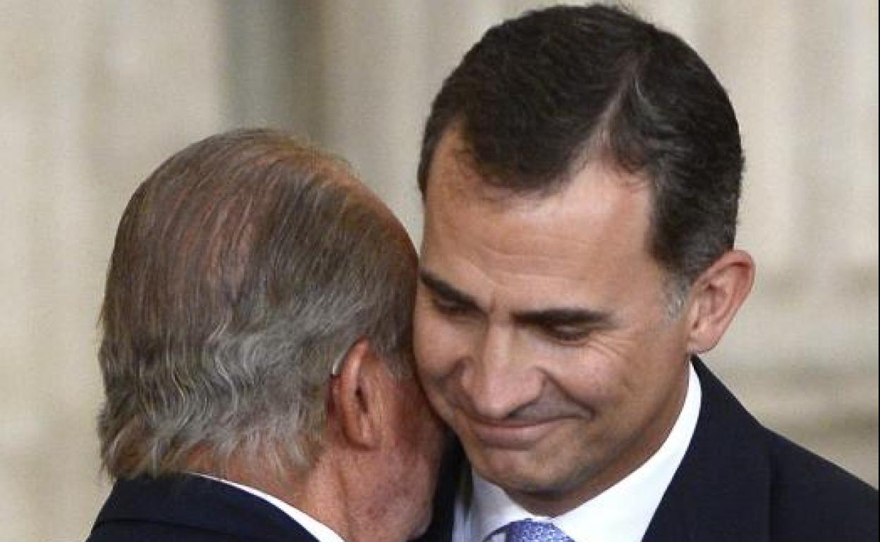 Felipe VI se abraza con su padre durante la ceremonia de su abdicación.