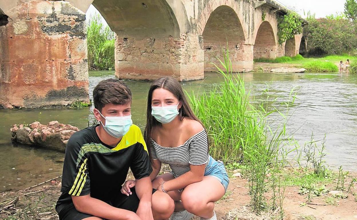 Héctor y Lucía, ayer, junto al puente donde desapareció la niña.