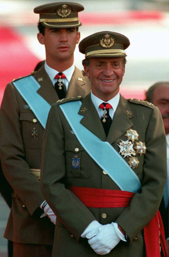 El rey Juan Carlos ha comunicado a Felipe VI su «meditada decisión» de trasladarse a vivir fuera de España ante la repercusión pública de «ciertos acontecimientos pasados» de su vida privada, informa el Palacio de la Zarzuela en un comunicado este lunes. «He sido rey de España durante casi cuarenta años y durante todos ellos siempre he querido lo mejor para España y para la Corona», ha asegurado el anterior jefe del Estado en su mensaje.