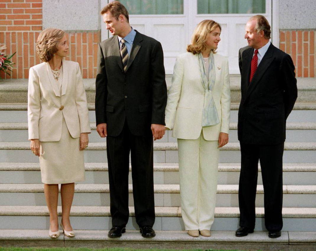 El rey Juan Carlos ha comunicado a Felipe VI su «meditada decisión» de trasladarse a vivir fuera de España ante la repercusión pública de «ciertos acontecimientos pasados» de su vida privada, informa el Palacio de la Zarzuela en un comunicado este lunes. «He sido rey de España durante casi cuarenta años y durante todos ellos siempre he querido lo mejor para España y para la Corona», ha asegurado el anterior jefe del Estado. en su mensaje.