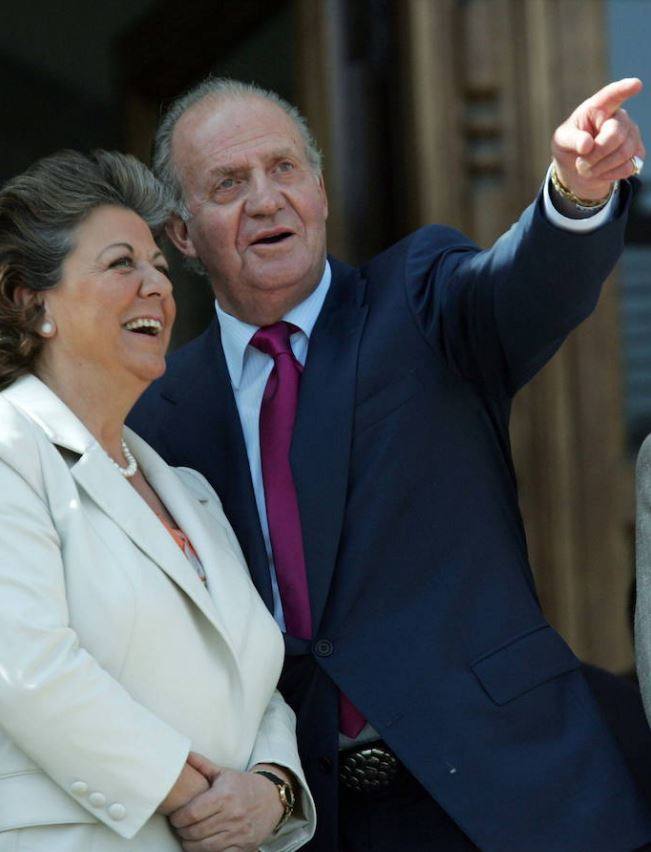 El rey Juan Carlos ha comunicado a Felipe VI su «meditada decisión» de trasladarse a vivir fuera de España ante la repercusión pública de «ciertos acontecimientos pasados» de su vida privada, informa el Palacio de la Zarzuela en un comunicado este lunes. «He sido rey de España durante casi cuarenta años y durante todos ellos siempre he querido lo mejor para España y para la Corona», ha asegurado el anterior jefe del Estado. en su mensaje.