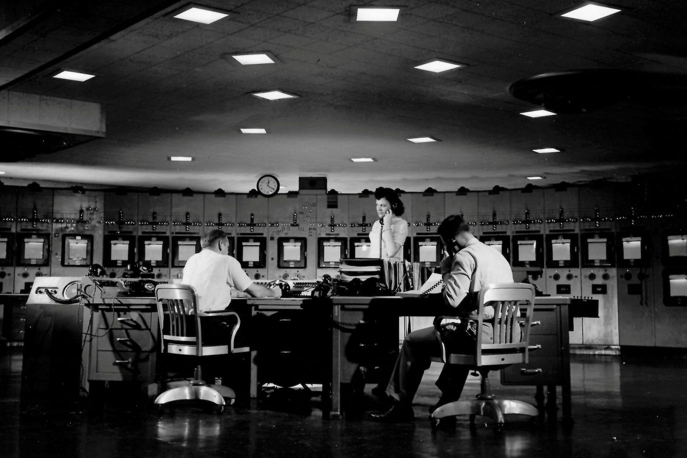 La sala de control de la instalación K-25 en Oak Ridge, Tennessee, durante la Segunda Guerra Mundial. Oak Ridge, a veces conocida como la "Ciudad Secreta" o "Ciudad Atómica", se estableció en 1942 para desarrollar materiales para el Proyecto Manhattan, la operación que desarrolló la bomba atómica.