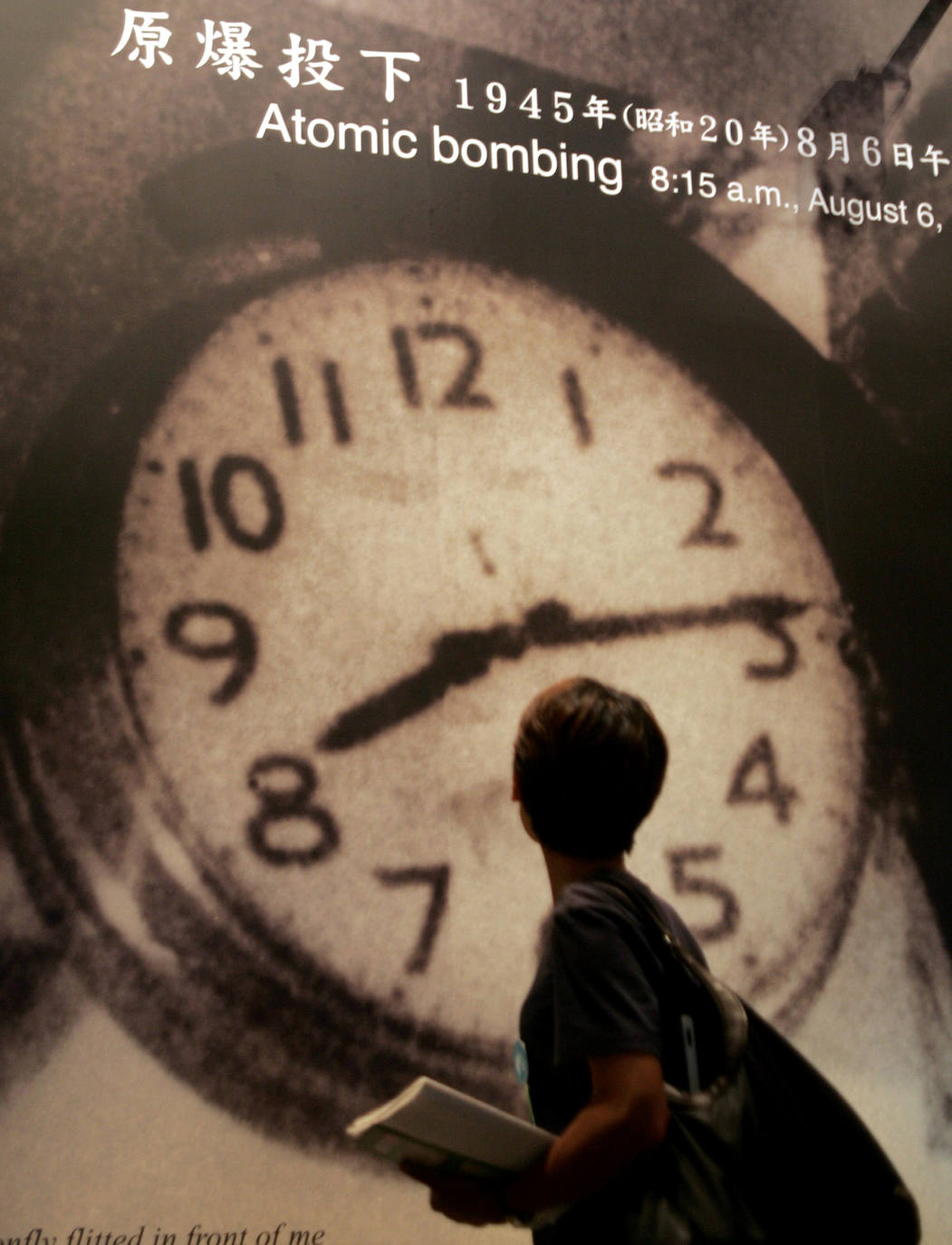 Un visitante del Museo de la Paz de Hiroshima en Hiroshima, Japón, el 5 de agosto de 2004, observa un gran letrero que muestra la hora exacta en que la bomba atómica impactó la ciudad japonesa a las 8:15 a.m. del 6 de agosto de 1945.