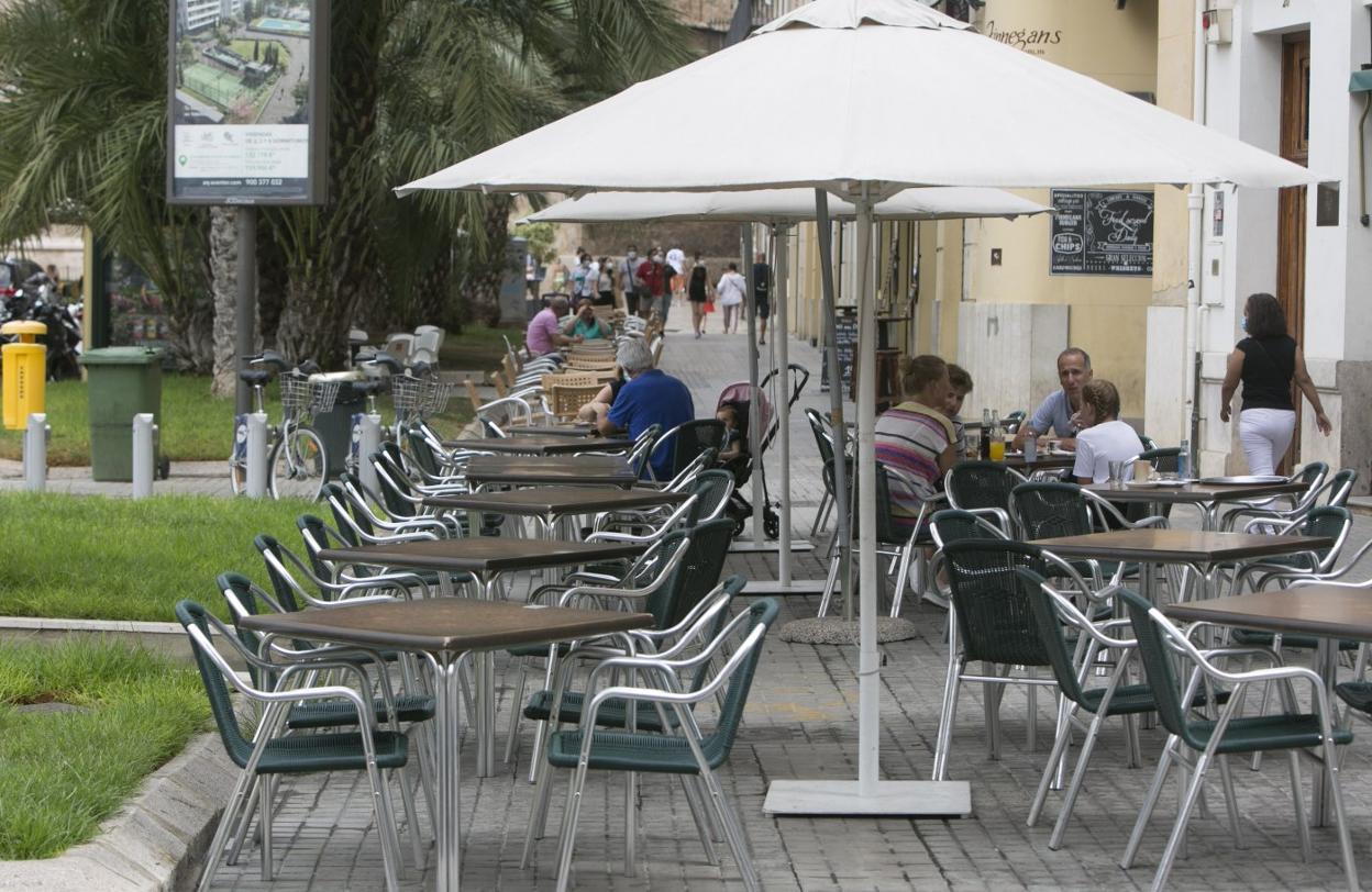 Clientes en una terraza de Valencia, ayer. damián torres