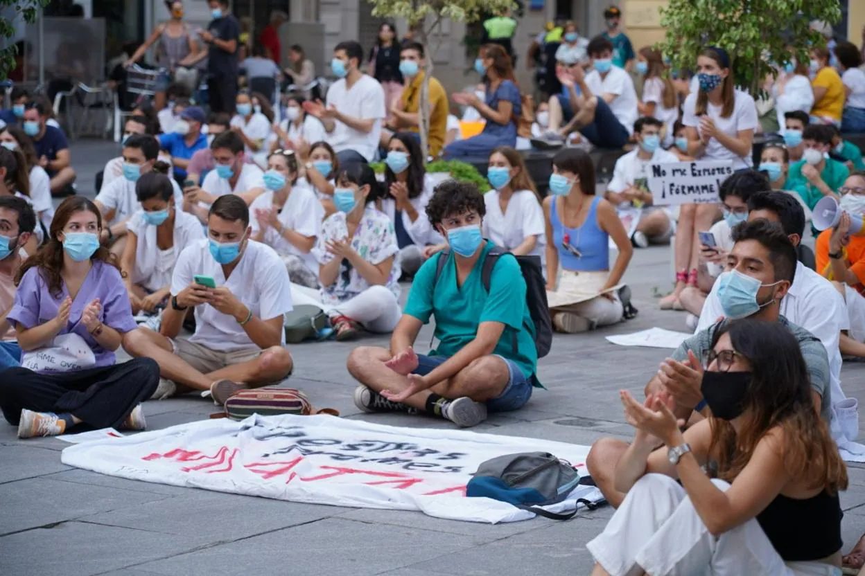 Un momento de la protesta ayer de los MIR frente al Palau de la Generalitat. 