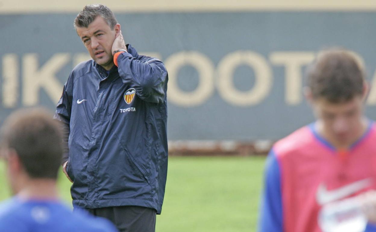 Óscar Fernández, en su etapa como entrenador del Valencia. 