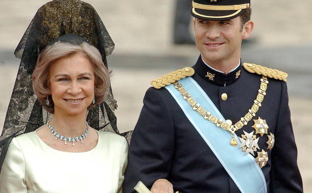 Imagen principal - 1. Doña Sofía y don Felipe, durante la boda real (2004). 2. La Reina Sofía saluda a los jugadores de la selección tras vencer a Alemania en el Mundial de 2010. 3. La Reina Sofía, con el actual Rey en brazos (1968). 