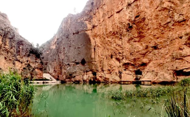 Imagen principal - Algunas de las espectaculares vistas de la ruta del Charco Azul de Chulilla. 