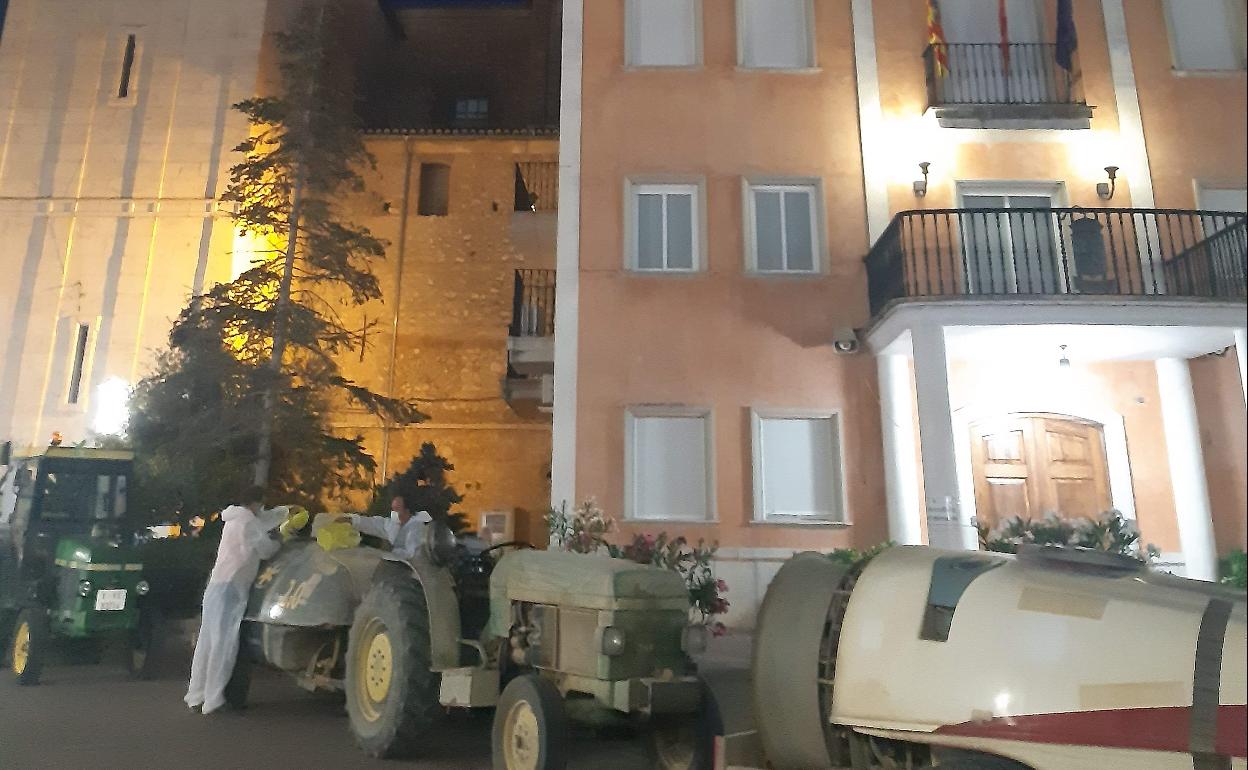 Los agricultores fumigan por la noche las calles de Turís con sus tractores. 