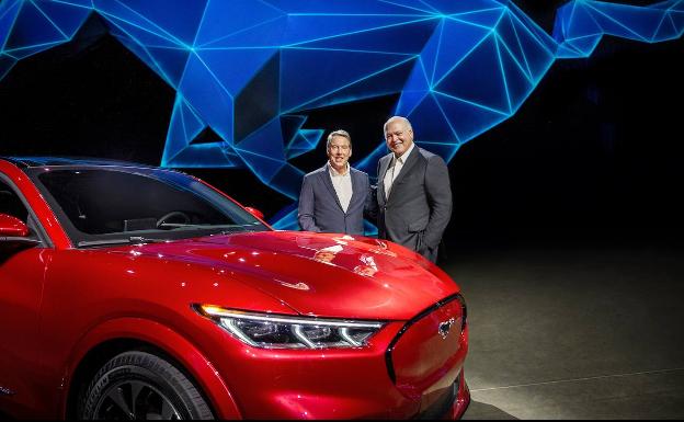 Jim Farley y Jim Hackett, junto al Mustang Mach-E eléctrico