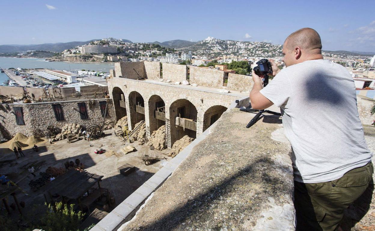 Un turista fotografía el castillo de Peñíscola. 