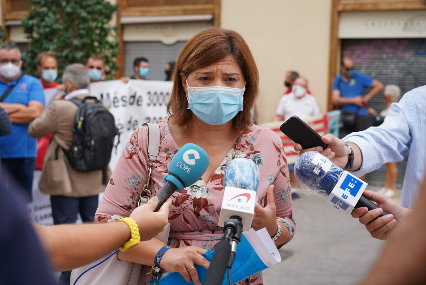 La Asociación de Ganaderos de Bous al Carrer de la Comunitat, junto a Ava-Asaja y La Unió de Llauradors, se concentra para reclamar a la Generalitat medidas de auxilio que eviten el sacrificio de más animales debido a la cancelación de festejos taurinos por el coronavirus.