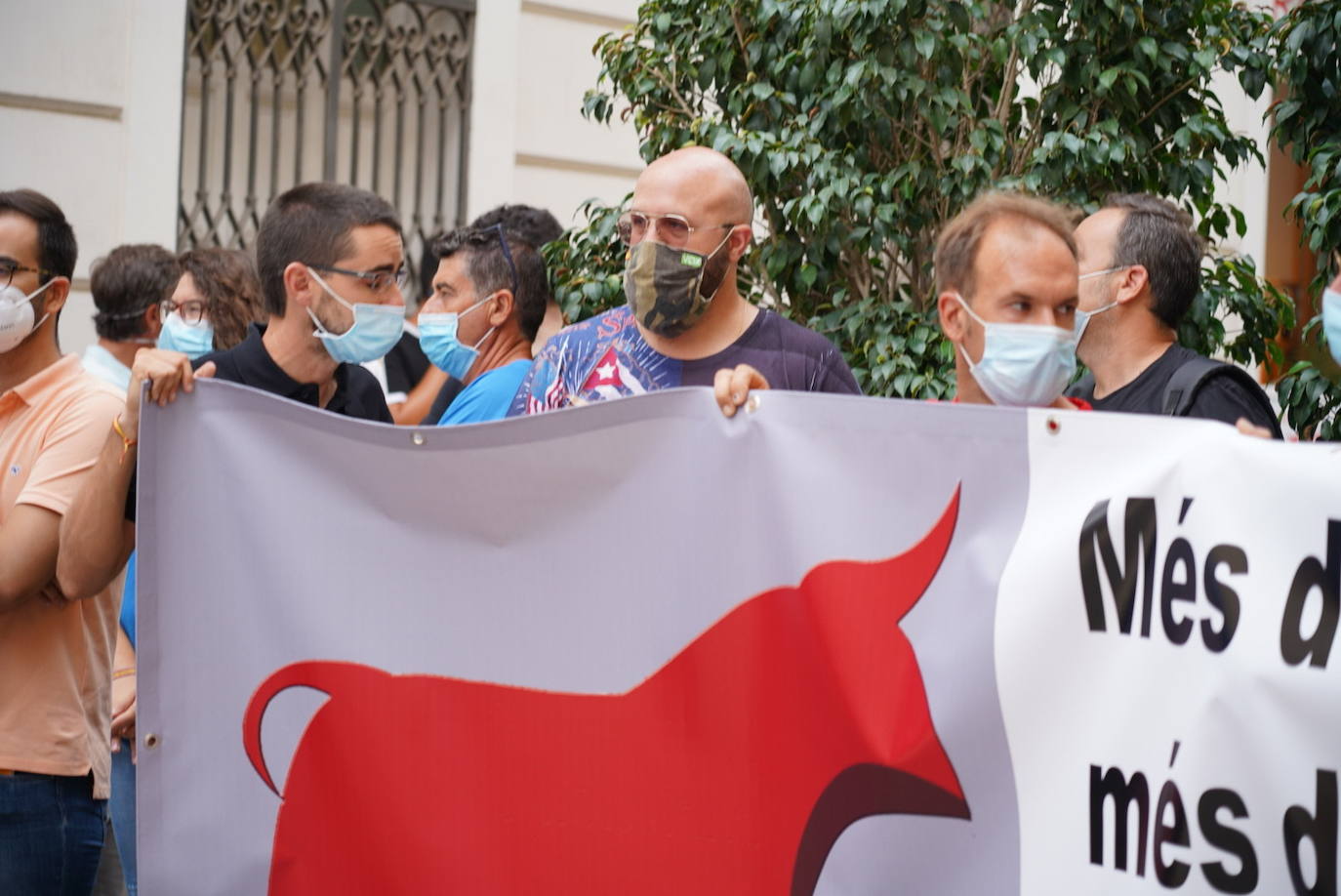 La Asociación de Ganaderos de Bous al Carrer de la Comunitat, junto a Ava-Asaja y La Unió de Llauradors, se concentra para reclamar a la Generalitat medidas de auxilio que eviten el sacrificio de más animales debido a la cancelación de festejos taurinos por el coronavirus.