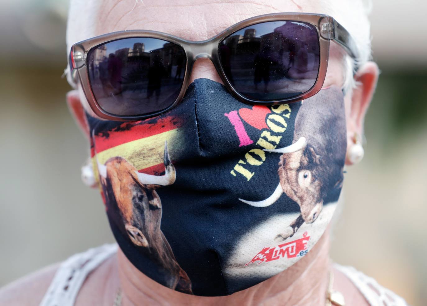 La Asociación de Ganaderos de Bous al Carrer de la Comunitat, junto a Ava-Asaja y La Unió de Llauradors, se concentra para reclamar a la Generalitat medidas de auxilio que eviten el sacrificio de más animales debido a la cancelación de festejos taurinos por el coronavirus.