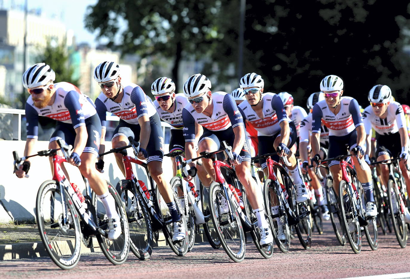 La primera etapa de la 77ª edición de la Vuelta a Polonia se acabó este miércoles con una espeluznante caída en los últimos metros de varios corredores, entre ellos el campeón de Holanda Fabio Jakobsen (Deceuninck-Quick Step). Unos metros antes de cruzar la línea de llegada, el holandés Dylan Groenewegen (Jumbo-Visma), que buscaba la victoria al esprint, empujó con su codo a Jakobsen contra las barreras de protección, según las imágenes ofrecidas por la televisión.