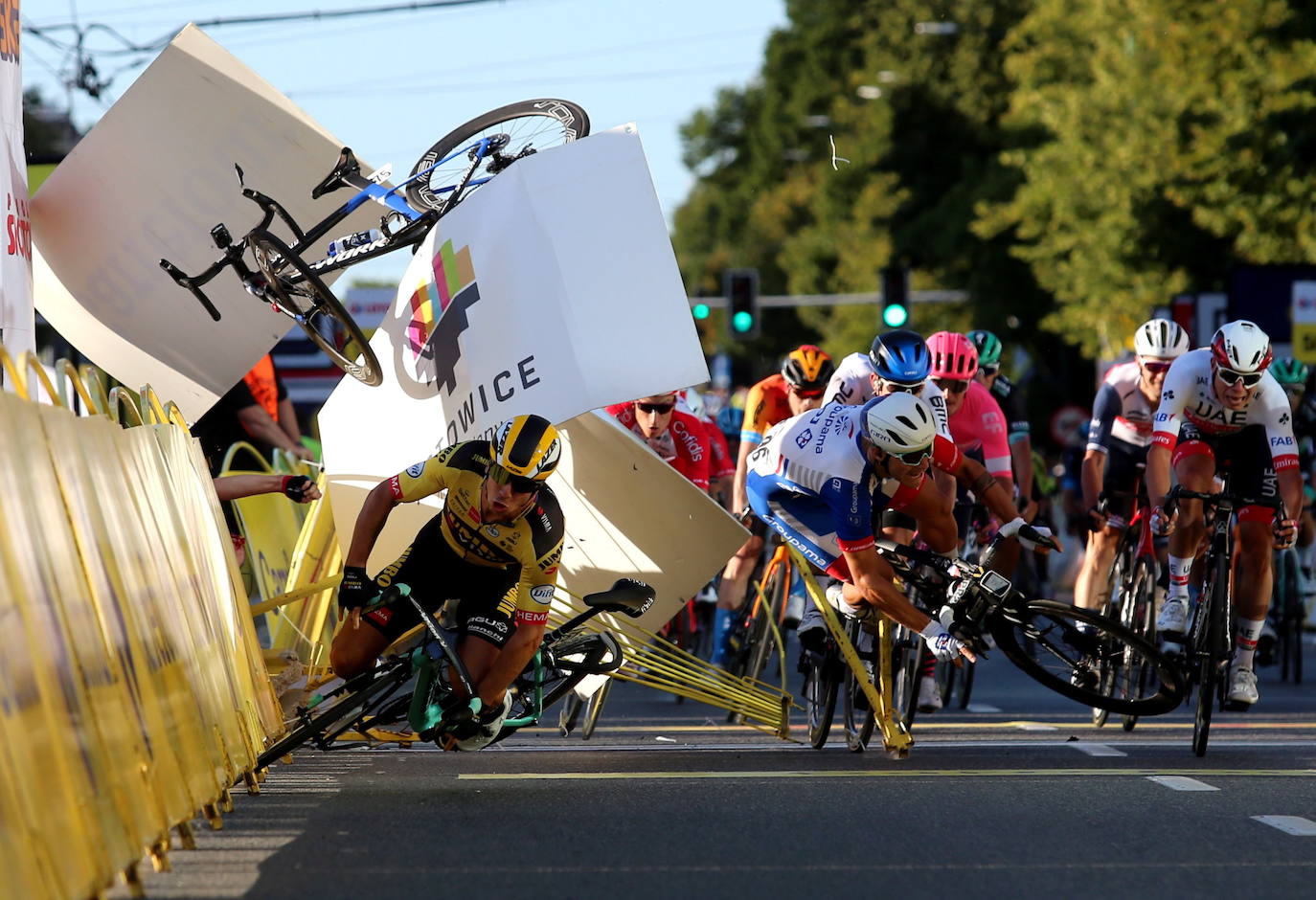 La primera etapa de la 77ª edición de la Vuelta a Polonia se acabó este miércoles con una espeluznante caída en los últimos metros de varios corredores, entre ellos el campeón de Holanda Fabio Jakobsen (Deceuninck-Quick Step). Unos metros antes de cruzar la línea de llegada, el holandés Dylan Groenewegen (Jumbo-Visma), que buscaba la victoria al esprint, empujó con su codo a Jakobsen contra las barreras de protección, según las imágenes ofrecidas por la televisión.