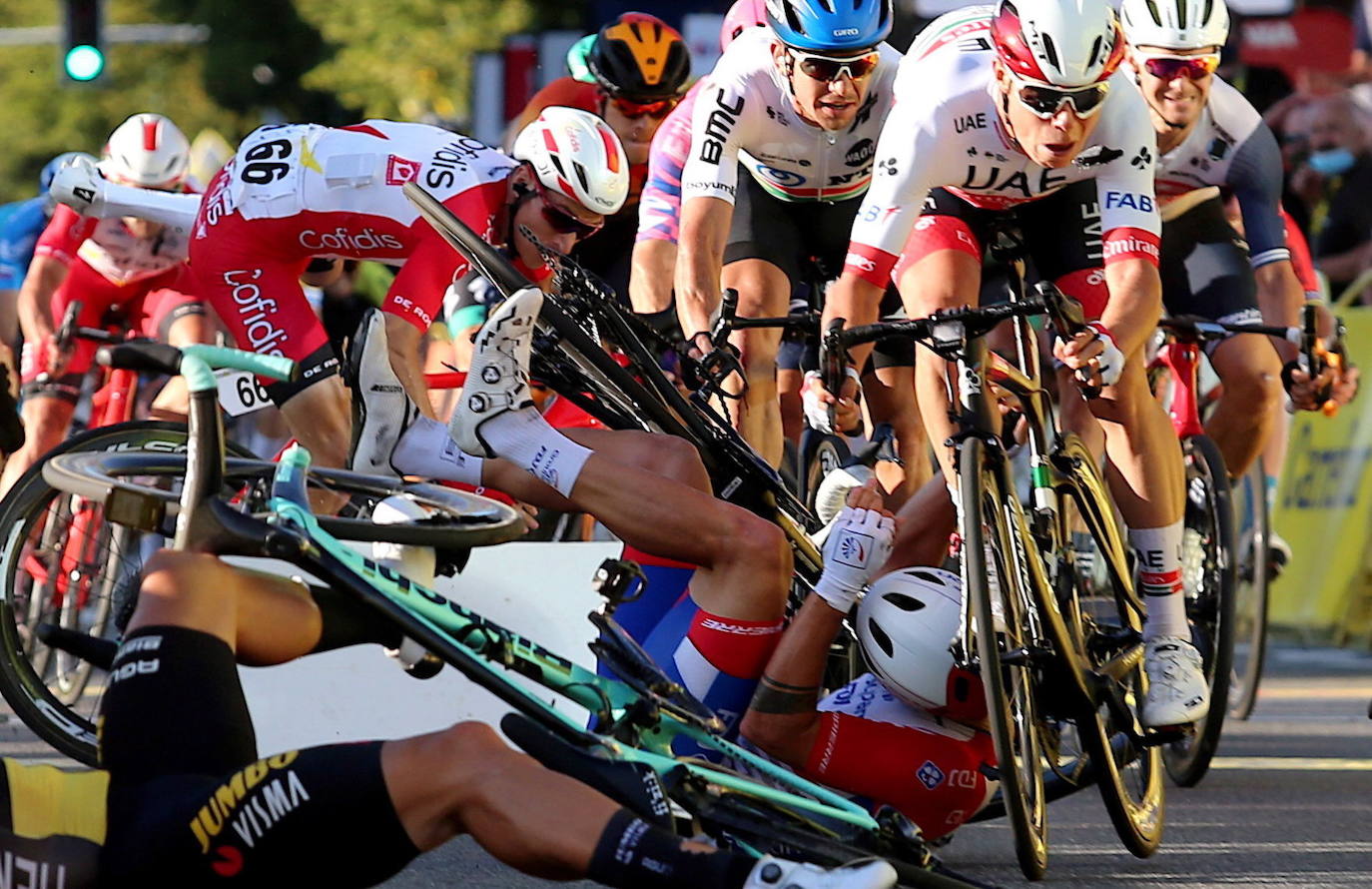 La primera etapa de la 77ª edición de la Vuelta a Polonia se acabó este miércoles con una espeluznante caída en los últimos metros de varios corredores, entre ellos el campeón de Holanda Fabio Jakobsen (Deceuninck-Quick Step). Unos metros antes de cruzar la línea de llegada, el holandés Dylan Groenewegen (Jumbo-Visma), que buscaba la victoria al esprint, empujó con su codo a Jakobsen contra las barreras de protección, según las imágenes ofrecidas por la televisión.