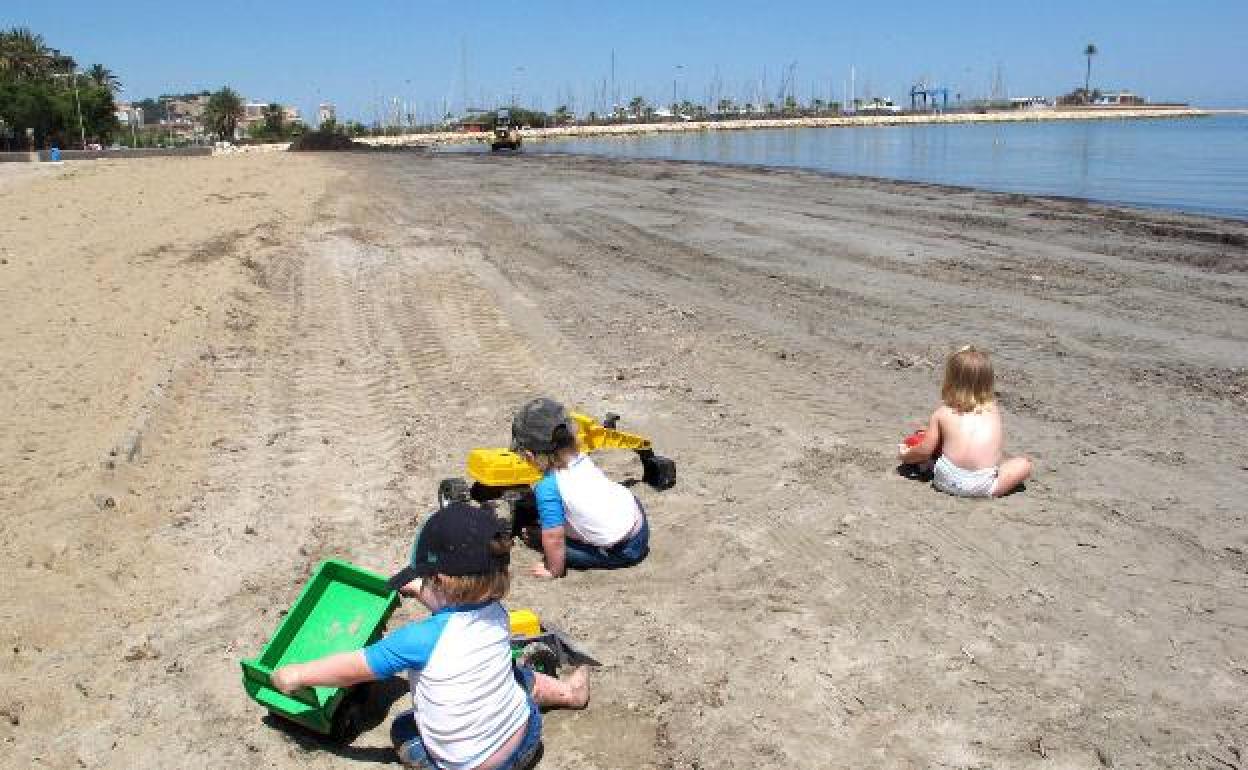 Unos niños jugando en la playa de la Marineta Cassiana de Dénia. 