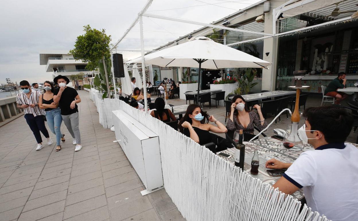 Algunos clientes en las terrazas de las restaurantes de la Marina de Valencia