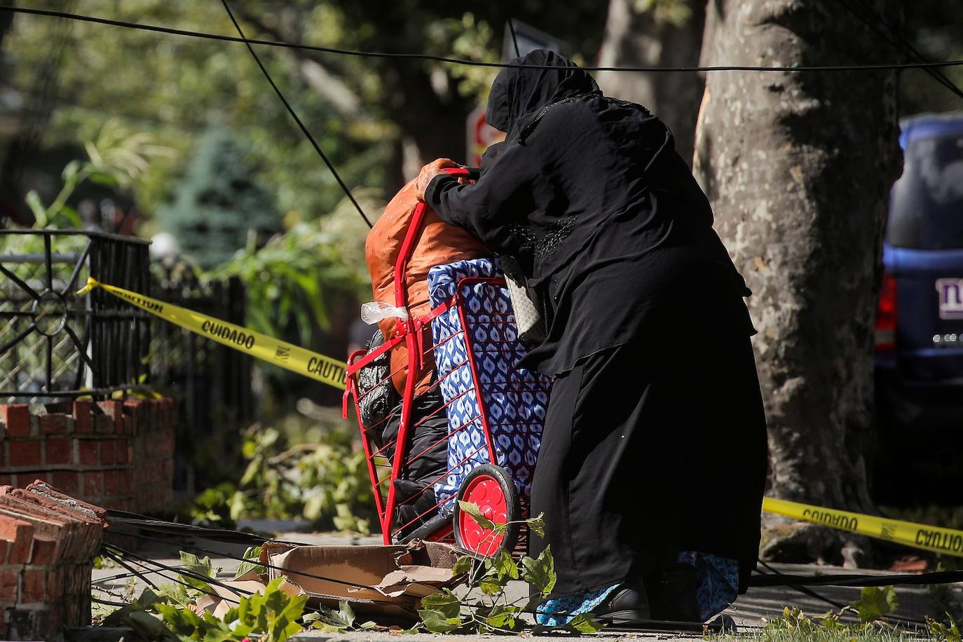 Al menos cuatro personas murieron a raíz de la tormenta tropical Isaías, que barría este miércoles la costa este de Estados Unidos con fuertes vientos y lluvias, dejando a unos tres millones de habitantes sin electricidad. El huracán causaba estragos, tapizando las calles de escombros, cerrando carreteras y obligando a cancelar de decenas de vuelos. Las autoridades de Nueva York instalaron diques de protección en el bajo Manhattan en previsión de un aumento en los niveles del agua. 