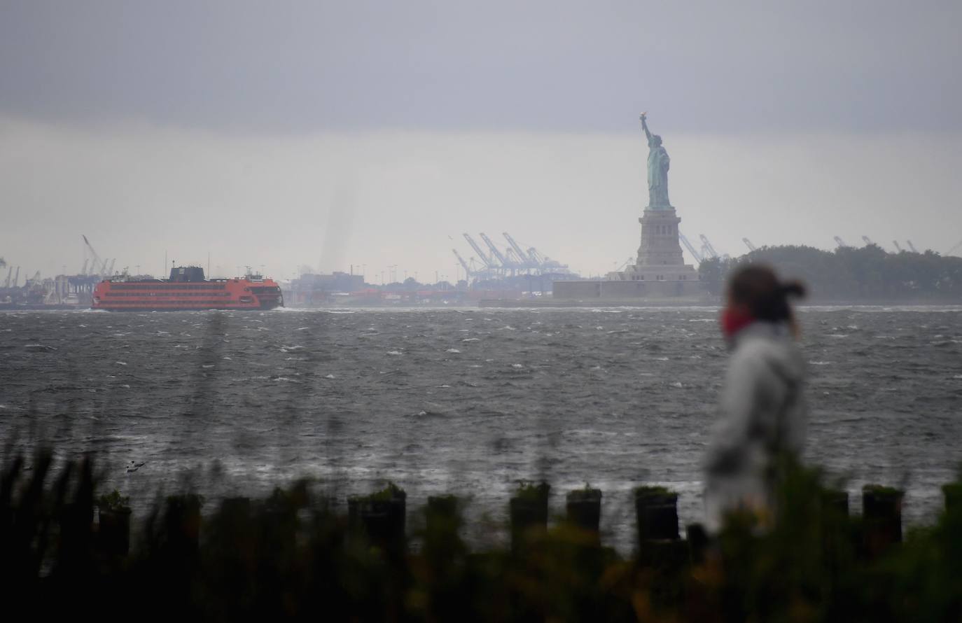 La tormenta tropical Isaías barre la costa este de EEUU y deja varios muertos