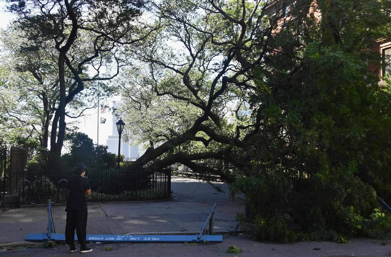 La tormenta tropical Isaías barre la costa este de EEUU y deja varios muertos