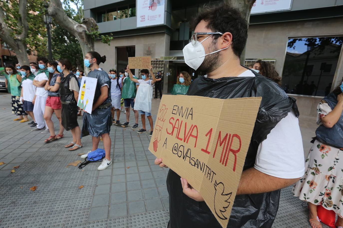 Los MIR valencianos se manifiestan frente a la Conselleria de Sanidad