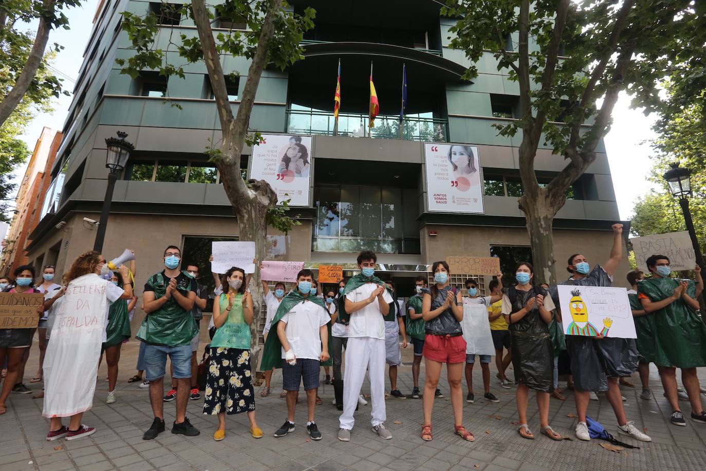 Los MIR valencianos se manifiestan frente a la Conselleria de Sanidad