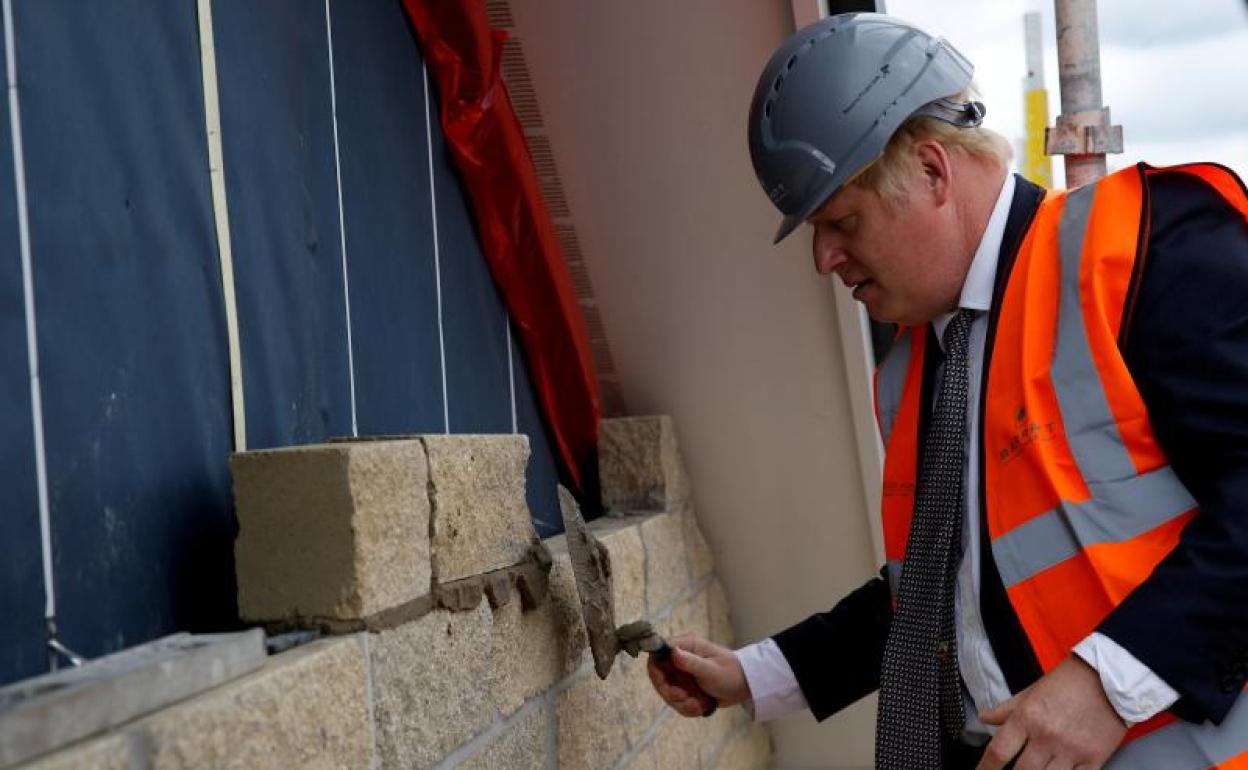 Boris Johnson visitó este jueves unas obras en el condado de Cheshire.