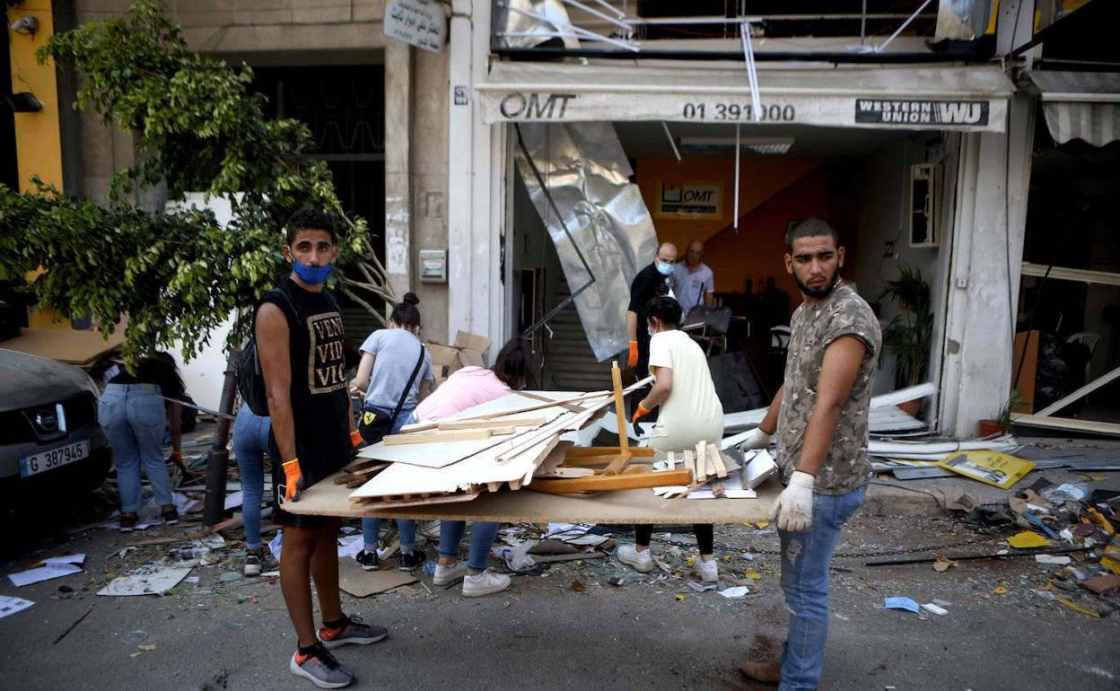 Voluntarios ayudan al desescombro de locales y edificios, en Beirut.