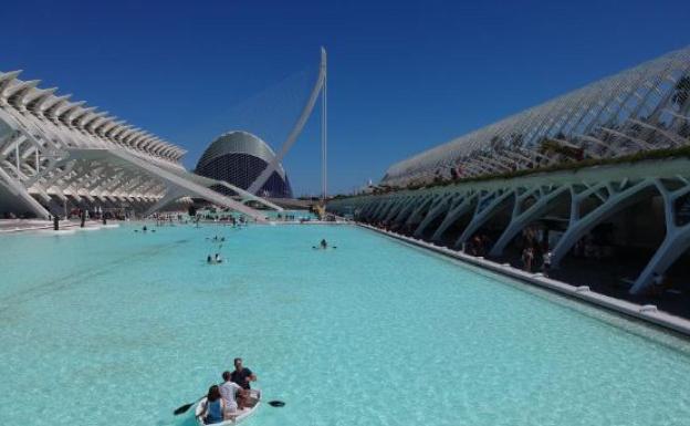 Surca los lagos de la Ciudad de las Artes y las Ciencias.