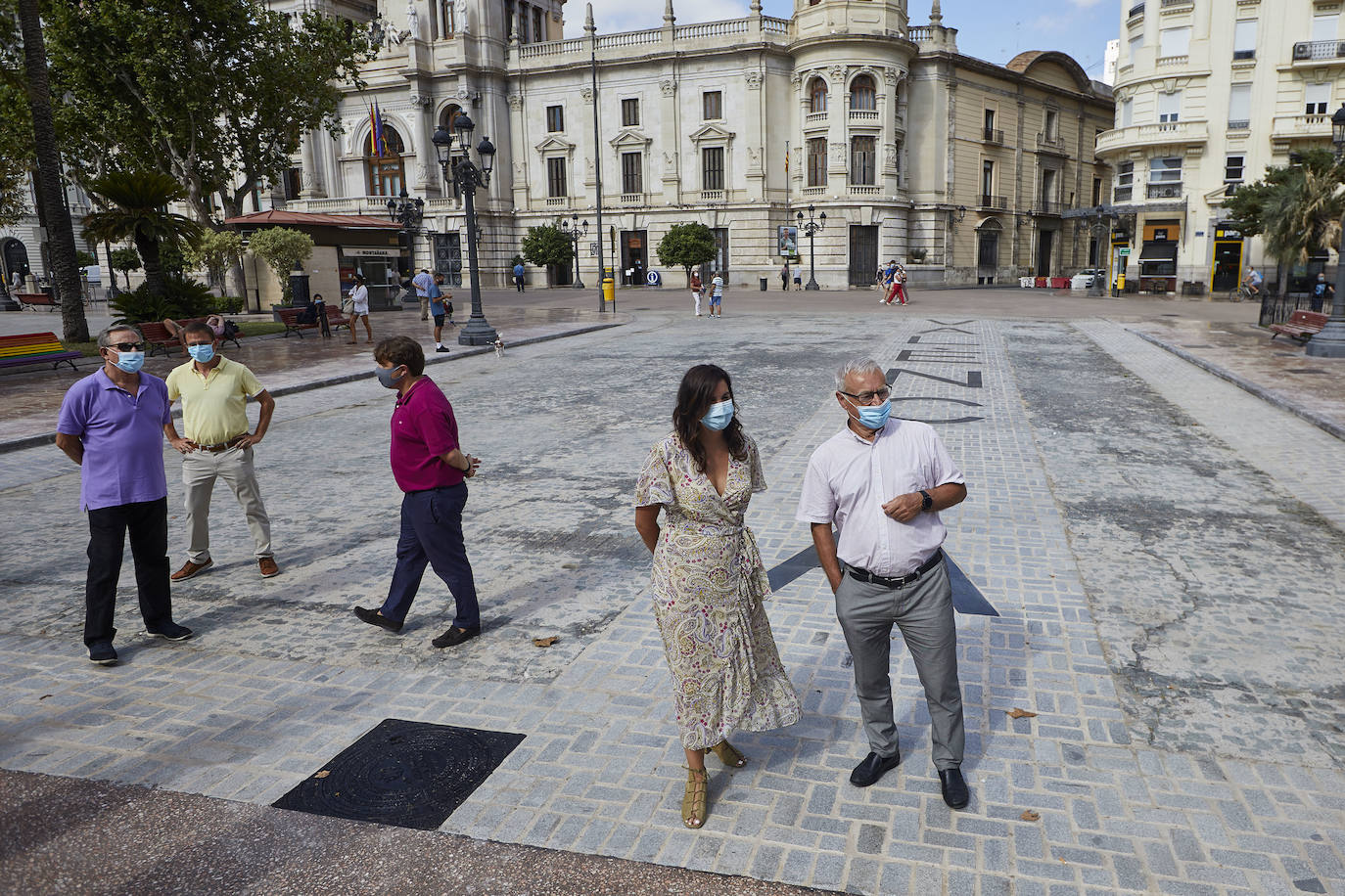 Los trabajos provisionales de peatonalización de la plaza del Ayuntamiento de Valencia ya han finalizado a los tres meses desde su inicio, el pasado 4 de mayo, tras la reordenación de la circulación, el establecimiento de rutas para el tráfico rodado y la instalación de un asfalto especial -rojo- para las zonas peatonales. 